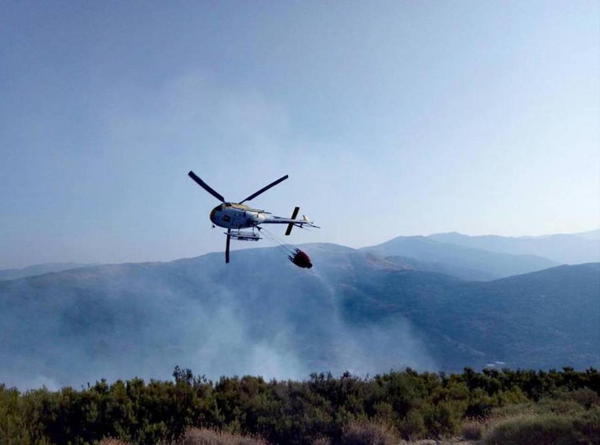 El incendio declarado en Garganta la Olla, en imágenes