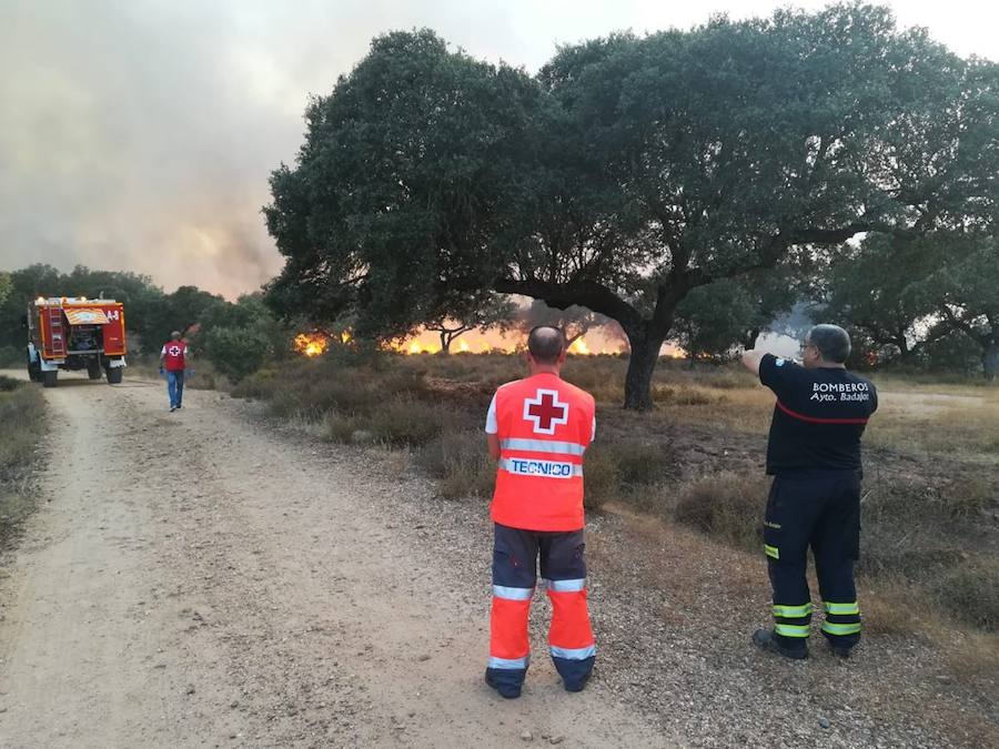 Un incendio afecta al paraje natural de San Isidro, en Badajoz