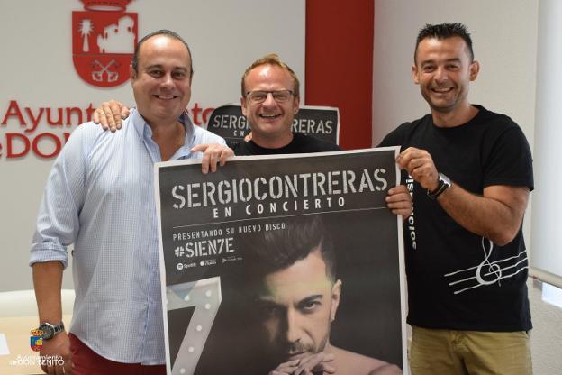 El edil de festejos, junto con los organizadores del concierto. :: hoy/
