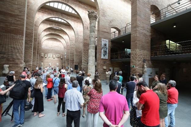 Turistas en el pasillo central del Museo Nacional de Arte Romano. :: BRÍGIDO/