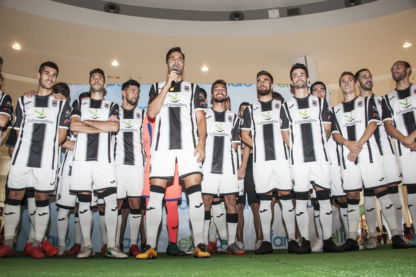 El Badajoz presenta a su plantilla
