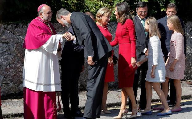 El arzobispo de Oviedo agradece al Rey «su valentía en la defensa de la libertad de España»