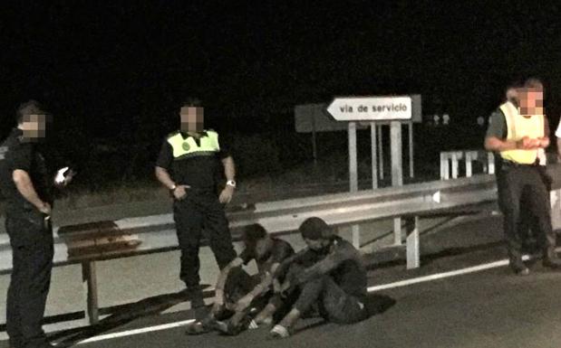 Descubren a dos inmigrantes en un bus de una expedición trujillana