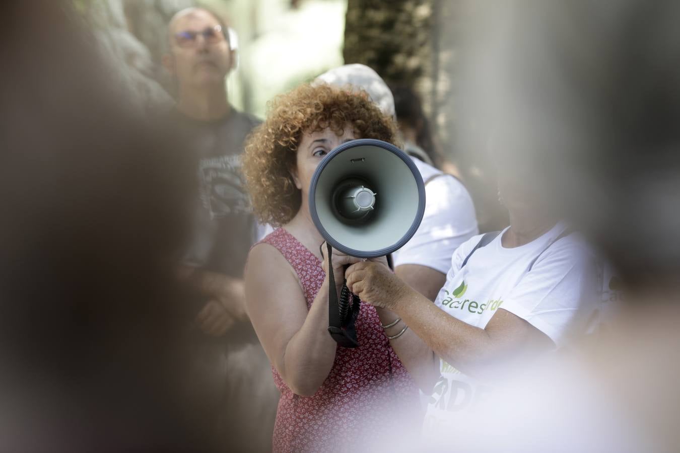 250 personas protestan por la tala de árboles en el Paseo de las Acacias en Cáceres