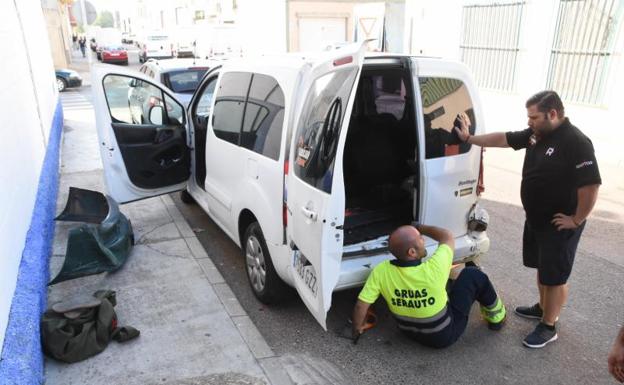 Un conductor sufre heridas graves tras volcar en la fuente de Isabel de