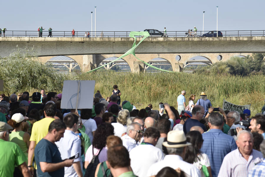 Unas 600 personas se concentran en Badajoz para exigir que el camalote desaparezca