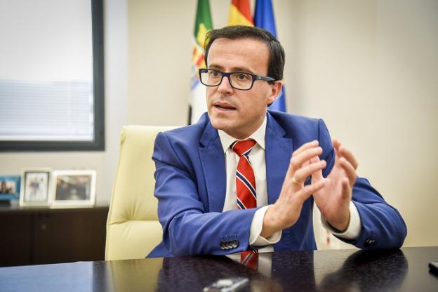 Gallardo: «El Ayuntamiento de Badajoz se ha quedado solo en la cuestión de la memoria histórica»