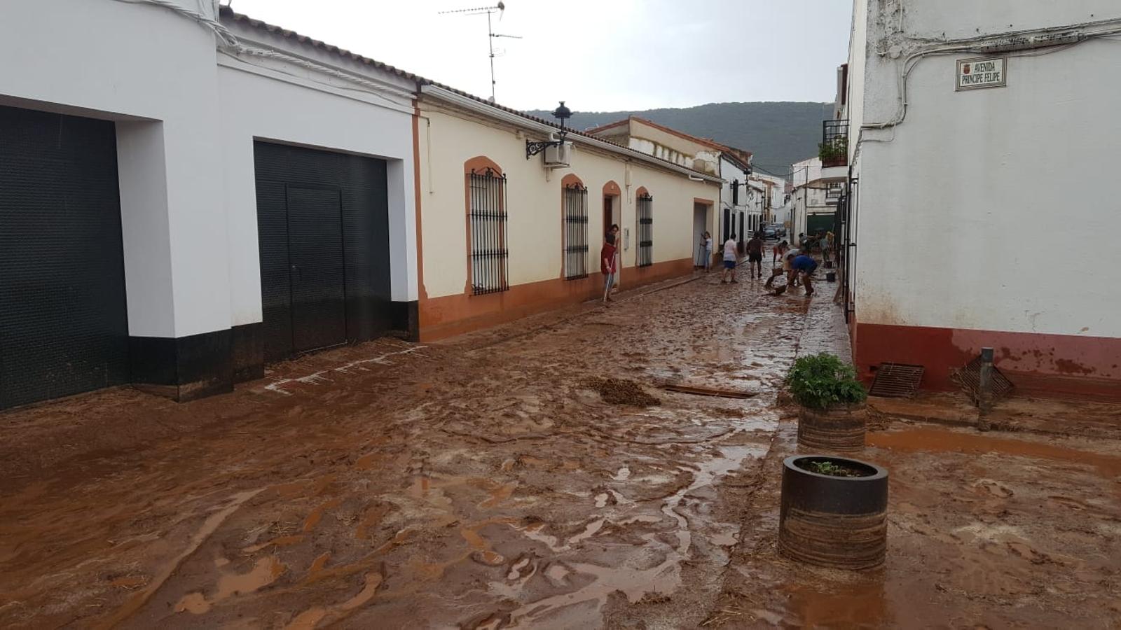 Una tormenta deja calles cubiertas de barro en La Morera