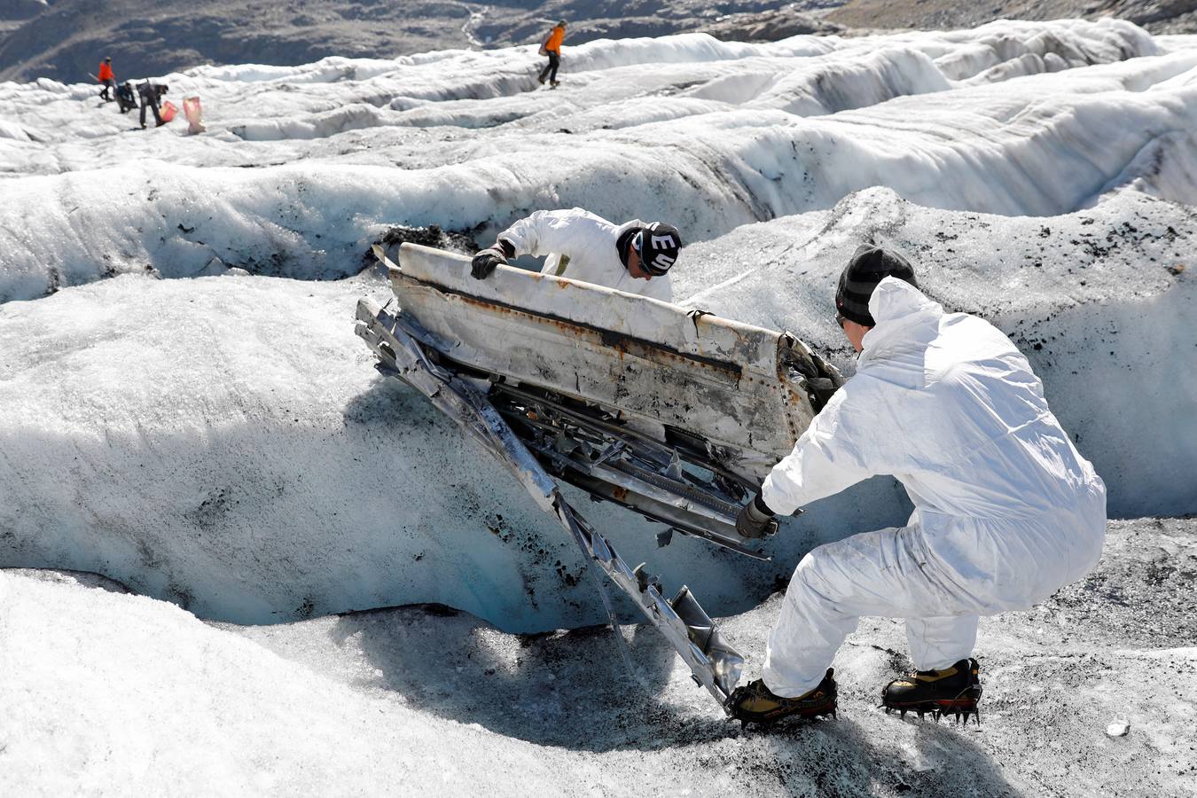 Recuperan el avión estadounidense C-53 Skytrooper Dakota en un glaciar suizo