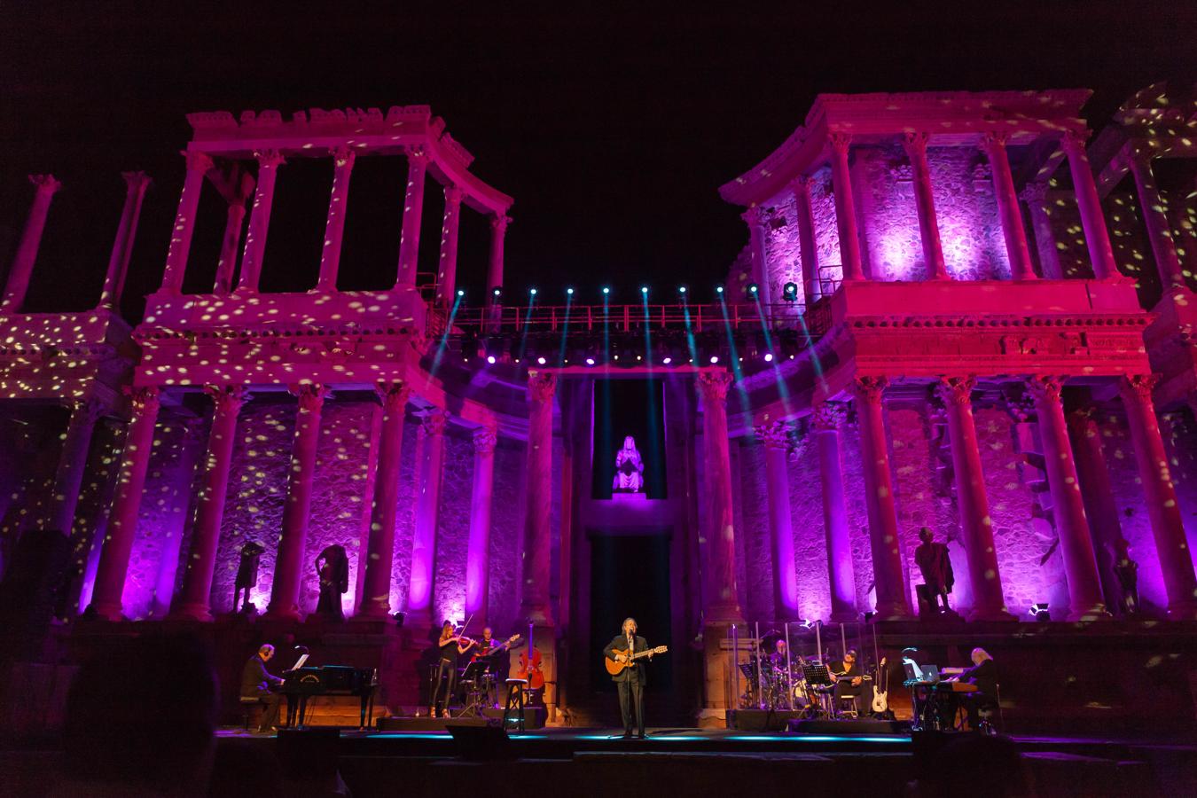 Serrat emociona en el Teatro Romano de Mérida
