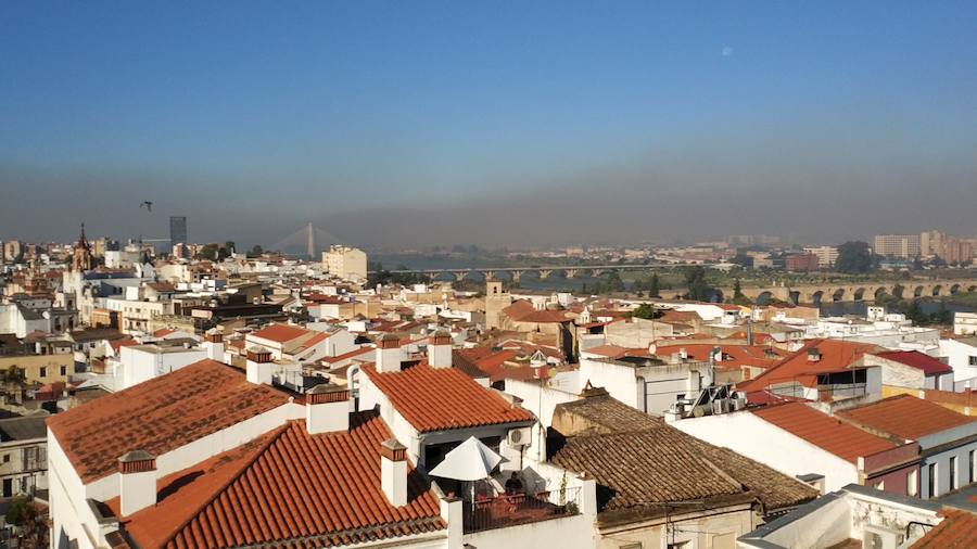 Una nube de humo empaña el cielo de Badajoz