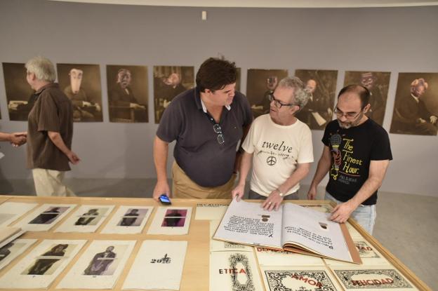 El artista local Luis Costillo llena de libros y reflexiones el Meiac con 'Fahrenheit'