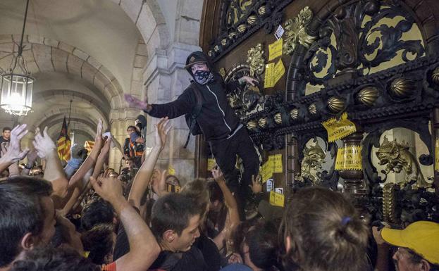 Los Mossos impiden con cargas el asalto de los radicales al Parlament