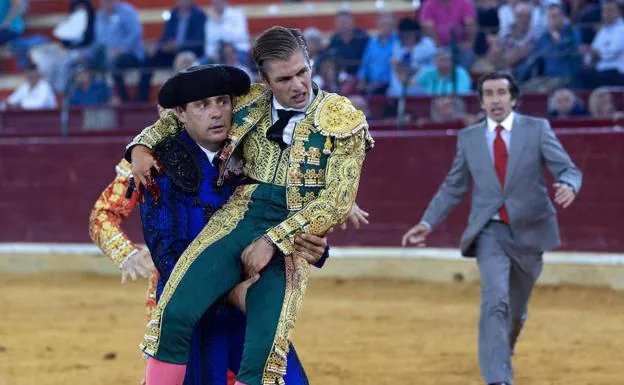La grave cornada del novillero placentino Alejandro Mora tiene 5 trayectorias en un muslo
