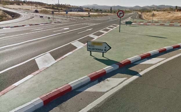 Cuatro heridos en el choque entre dos vehículos en el cruce de la N-432 hacia Feria