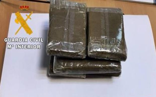 Detenidos dos vecinos de Cáceres con seis tabletas de hachís ocultas en el coche