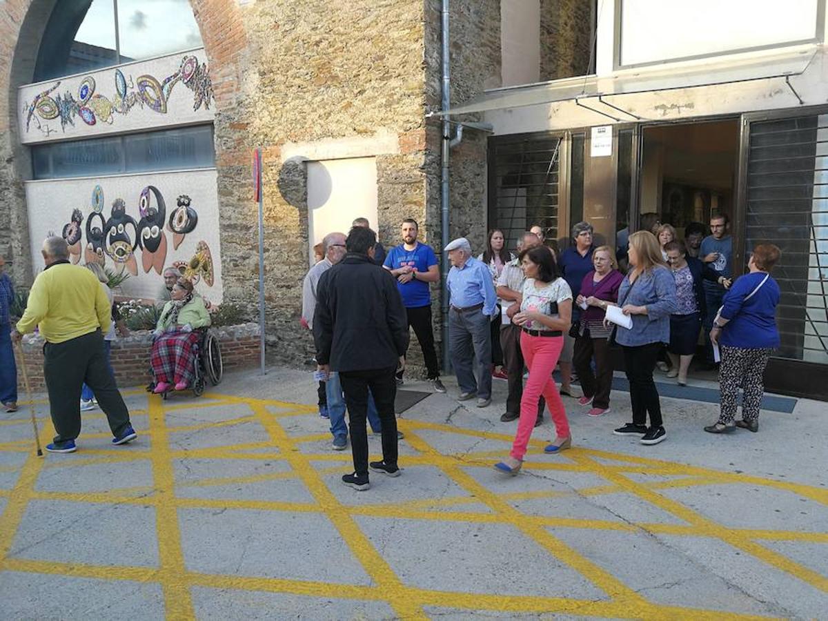 Los vecinos de Aldeacentenera se concentran en contra del cierre del PAC