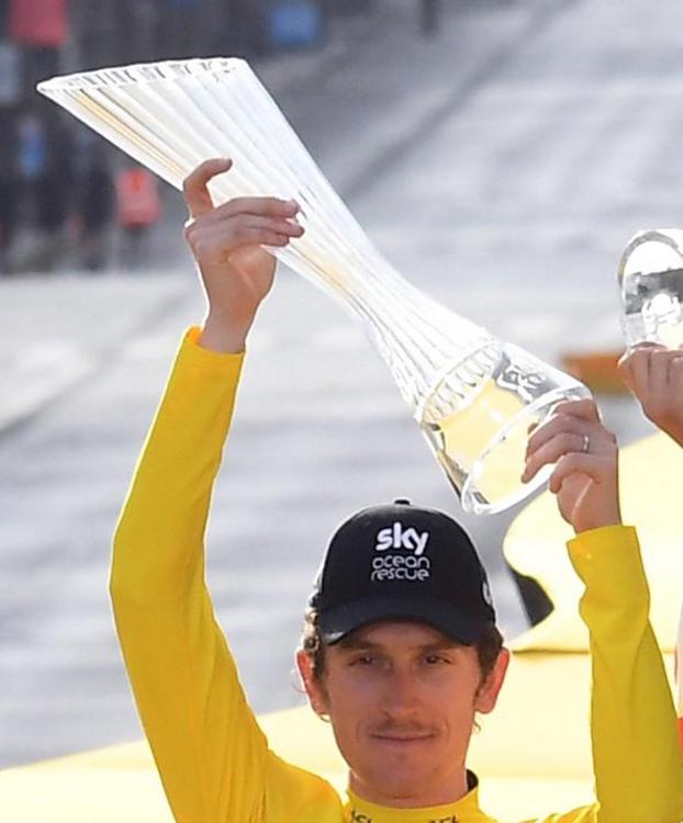 Roban el trofeo de ganador del Tour a Geraint Thomas