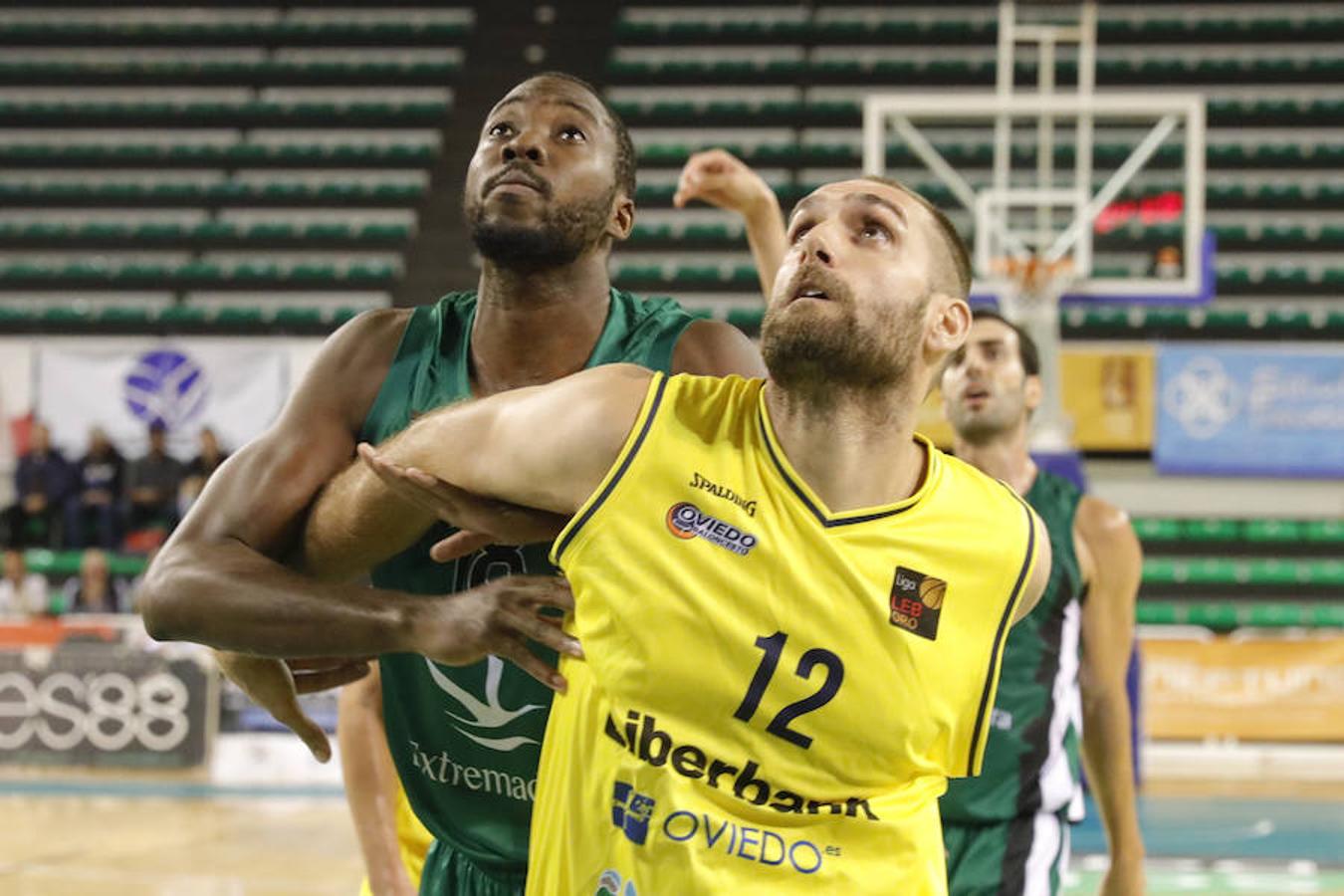 El Cáceres cae ante el Oviedo en su estreno en el Multiusos