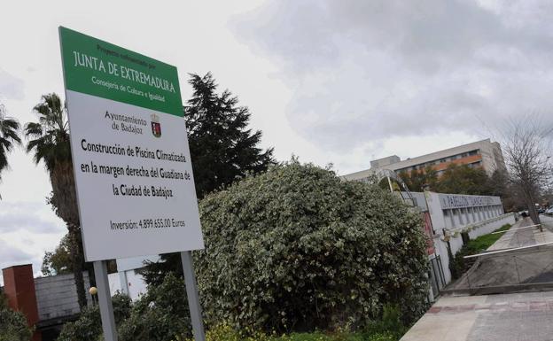 La Junta y el Ayuntamiento de Badajoz prorrogan a 2020 el final de la piscina de la margen derecha