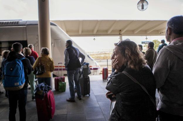 Renfe cesa a dos cargos técnicos por las incidencias en el tren extremeño