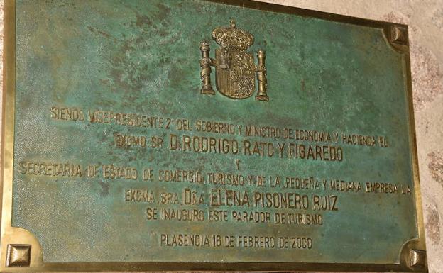 Retiran la placa que mencionaba a Rodrigo Rato en el Parador de Plasencia