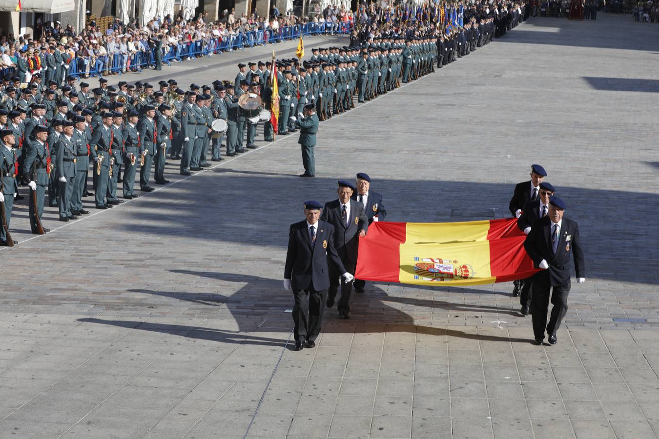 Los veteranos 'conquistan' la Plaza Mayor de Cáceres