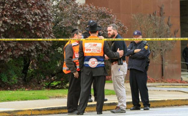 Un neonazi mata a once personas en una sinagoga de Pittsburgh, EE UU