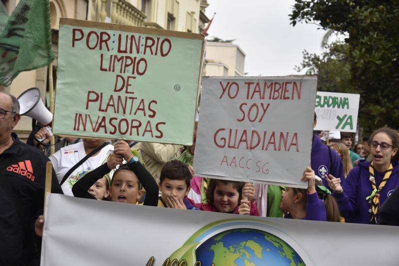 Manifestación de protesta por la presencia del camalote en el Guadiana