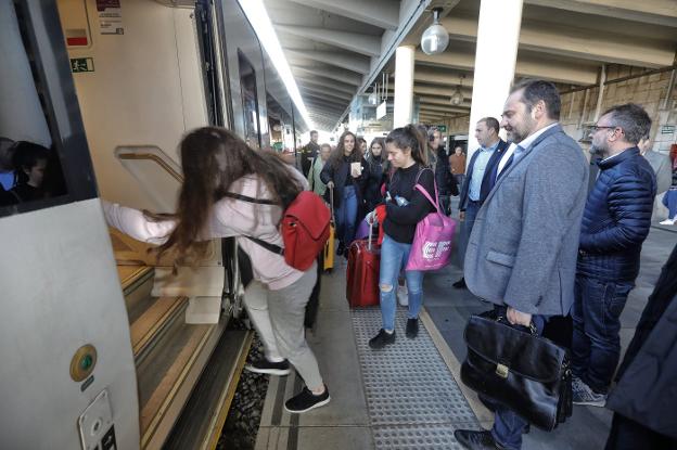 Ábalos regresa en tren a Madrid para conocer las infraestructuras ferroviarias