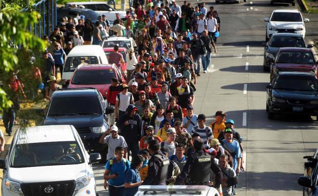 Una nueva caravana de 300 salvadoreños pone rumbo a EE UU