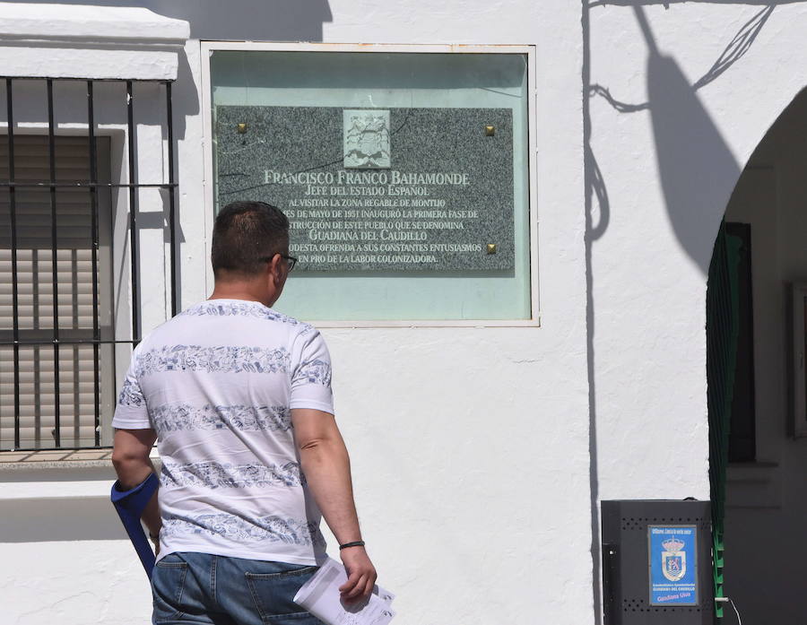 Guadiana tendrá que quitar el escudo preconstitucional de la fachada del Ayuntamiento