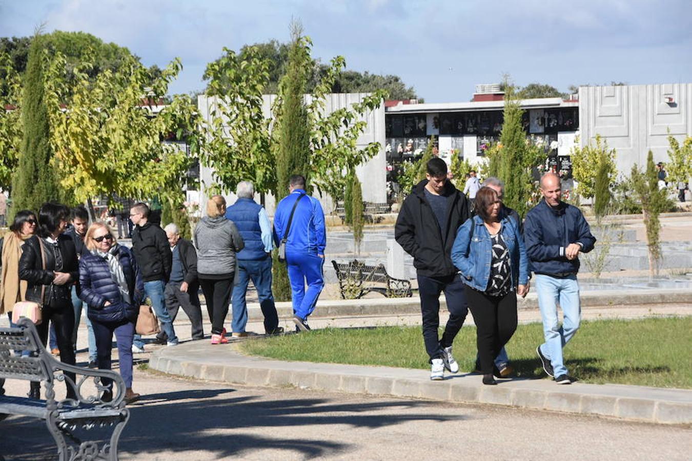 Los violines ponen música en los cementerios pacenses