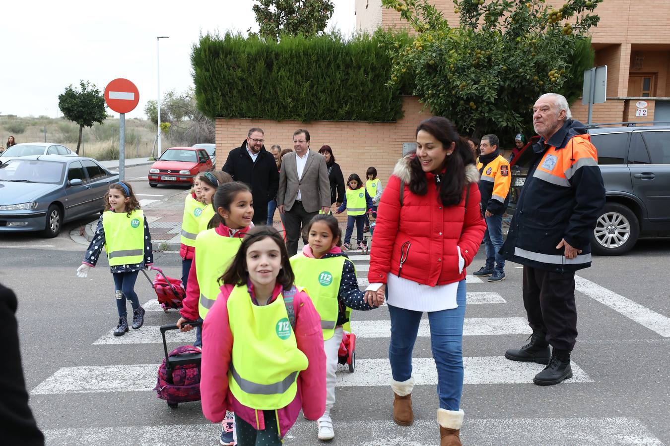 Niños del Ciudad de Mérida participan junto a Vara y Osuna en 'Camino escolar'