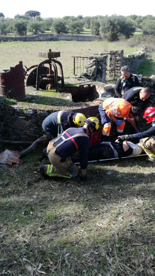 Rescatado un joven de 26 años del interior de un pozo de unos 20 metros en Casar de Cáceres