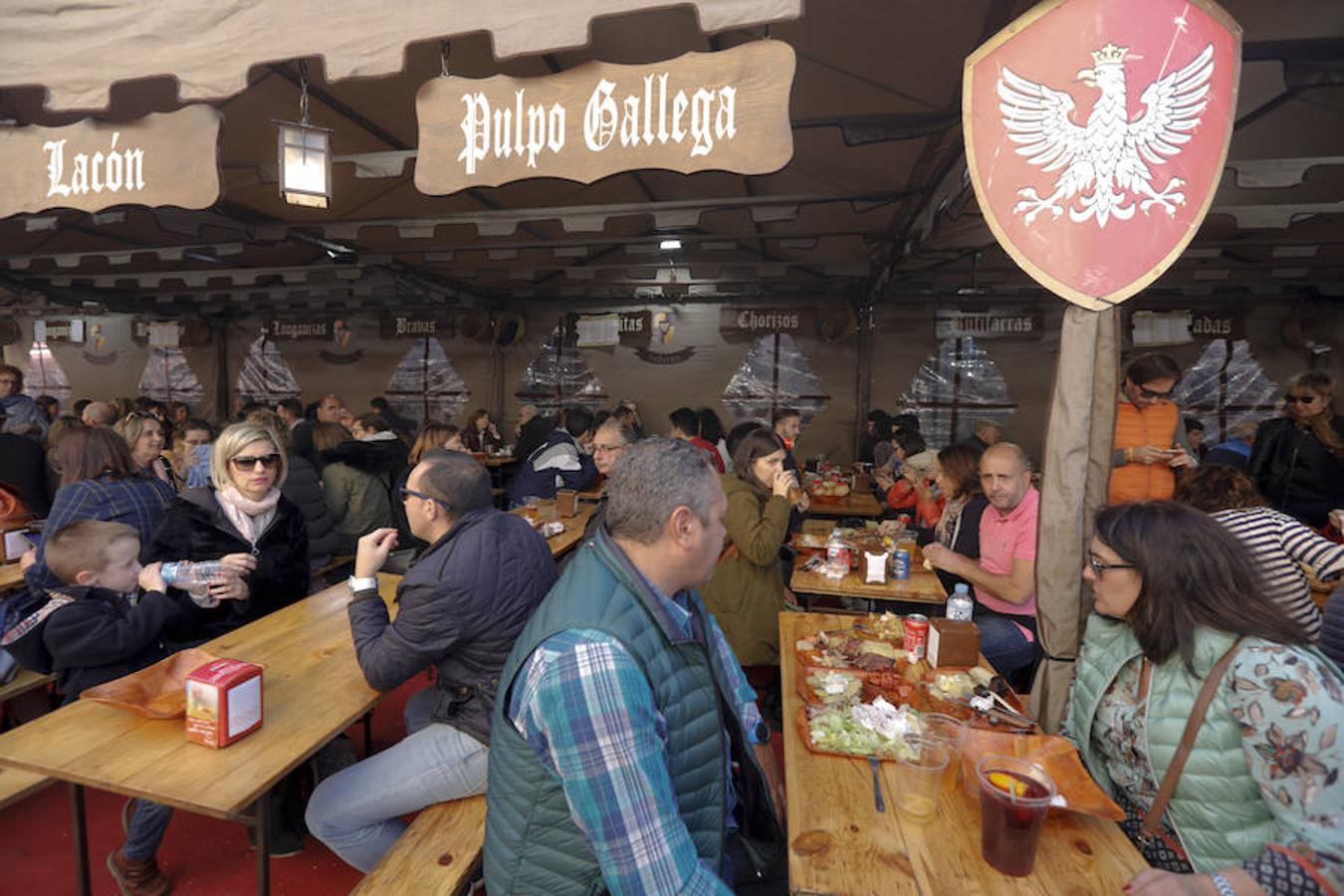 El Mercado Medieval llena de gente el centro de Cáceres