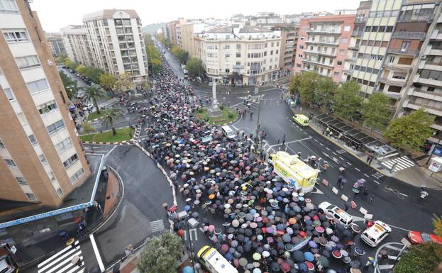 Miles de personas se 'mojan' en Cáceres por un tren digno