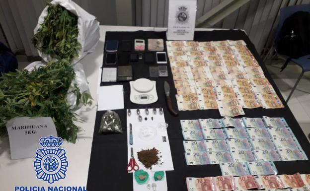Diez detenidos por comprar droga en Badajoz para venderla en Cáceres