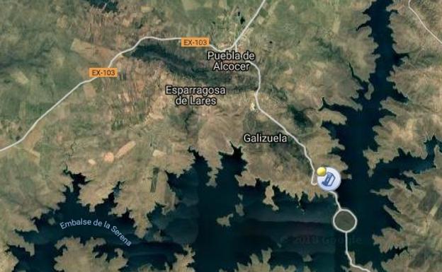 Vuelca un camión cargado de aceitunas cerca de Puebla de Alcocer