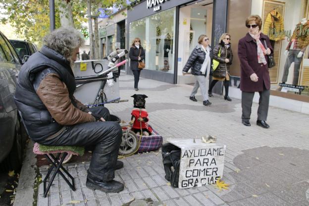 Una treintena de personas piden y duermen en las calles de Cáceres