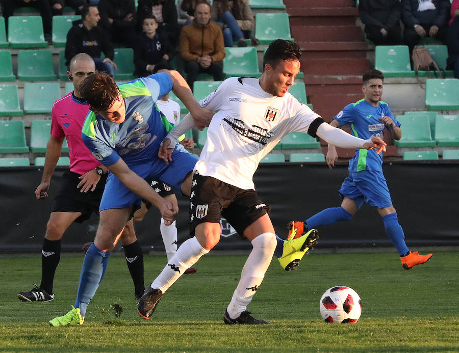 El Mérida le marca cinco goles al Aceuchal en el Romano
