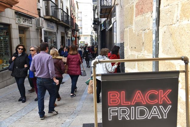 Durante el Black Friday en Plasencia. :: HOY/