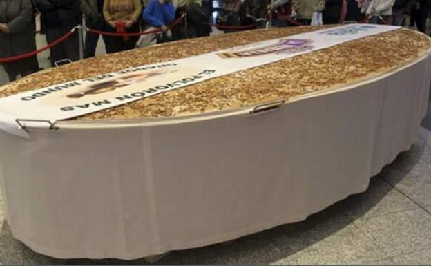 Miajadas encarga un polvorón de más de 300 kilos a Estepa para inaugurar las fiestas navideñas