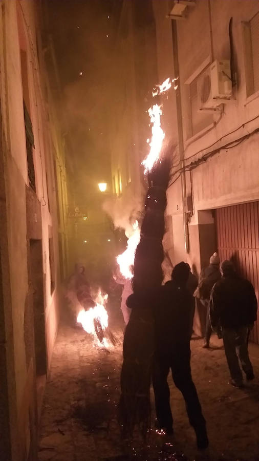 La noche de Jarandilla se ilumina con 'Los Escobazos'