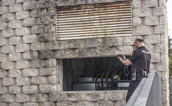 5 de junio. Un niño de 13 años sufre graves quemaduras al electrocutarse en un transformador ubicado en la plaza Padre Eugenio de la barriada pacense de la UVA. En el suceso resultaron heridos tres policías locales y dos bomberos. :: 