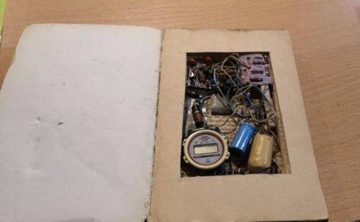 31 de agosto. Revuelo en el Casco Histórico por una bomba simulada en el interior de un libro. Los Tedax acudieron a una librería a analizar la aparición. ::