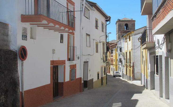 13 de mayo. Un bebé de 17 meses resultó herido de gravedad tras caer desde un balcón en Jaraíz de la Vera. El pequeño, de origen magrebí, se precipitó al vacío accidentalmente desde un piso situado en una primera planta (unos cuatro metros aproximadamente) de la calle Fontana. :: 