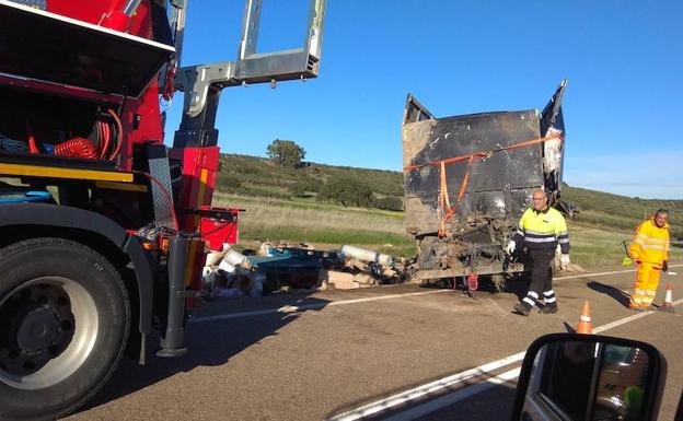 Herido leve un camionero en un vuelco cerca de Talarrubias