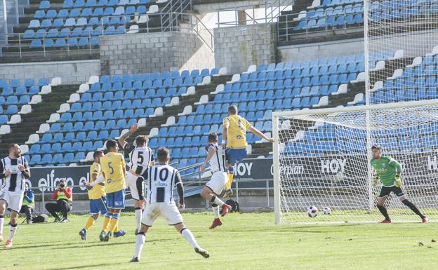 El Badajoz saca su garra para tumbar al líder