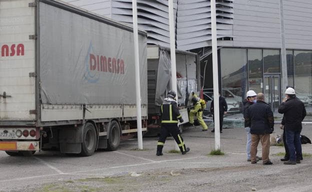 Un camión de mercancías peligrosas se empotra contra un concesionario en Zafra